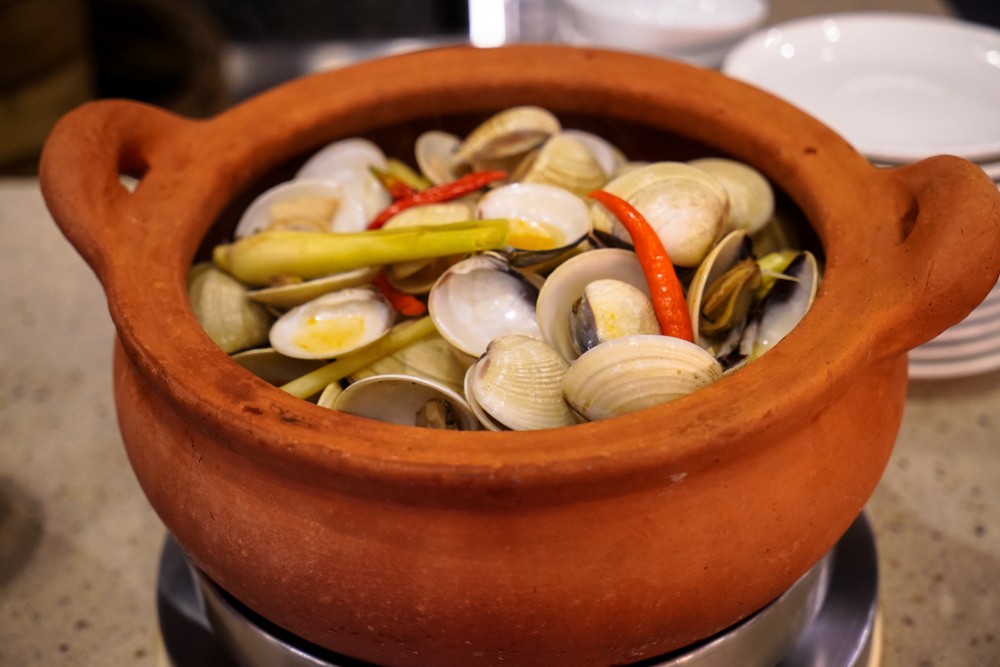 a delicious clay pot steamed clam with chili and lemongrass